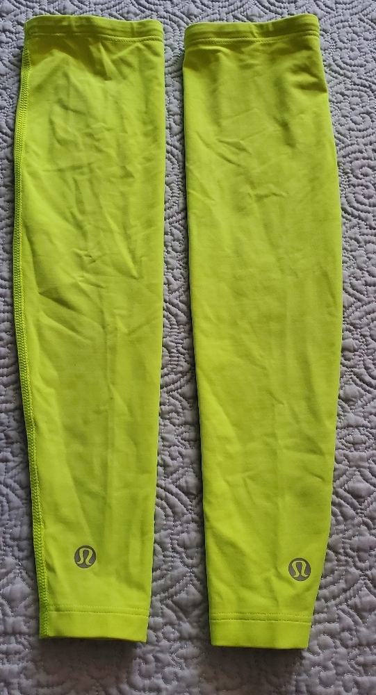 Lullemon arm warmers size small.
